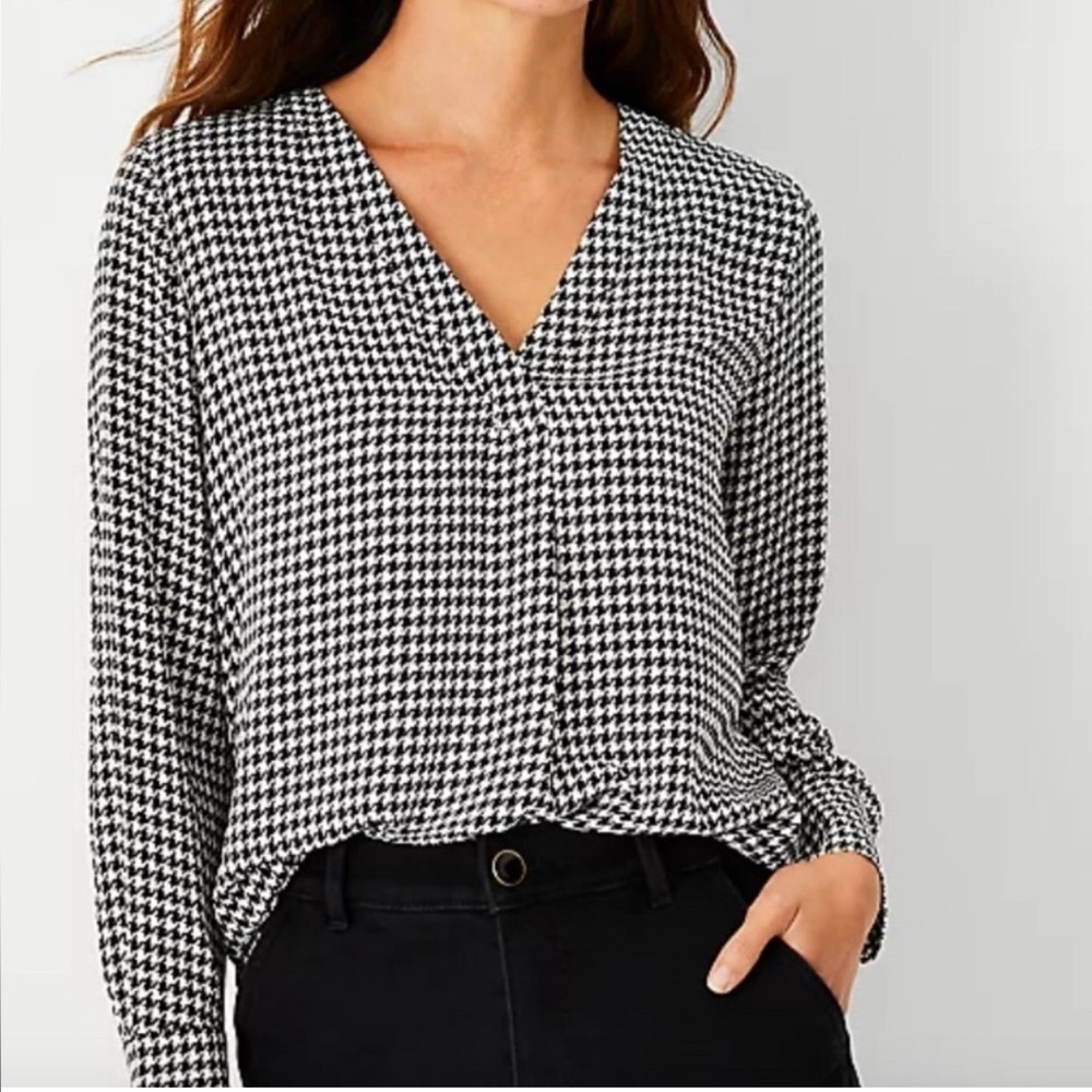 Ann Taylor Black and White Houndstooth Long Sleeve V Neck Top Size Medium